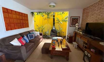 Casa charmosa e aconchegante no Jardim América, com 3 dormitórios, sendo 1 suíte e 2 vagas