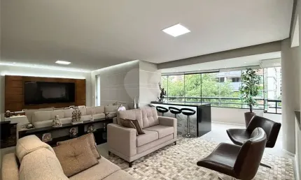 Ótimo apartamento com 162m², 3 suítes, 3 vagas, planta original com 4 dormitórios.