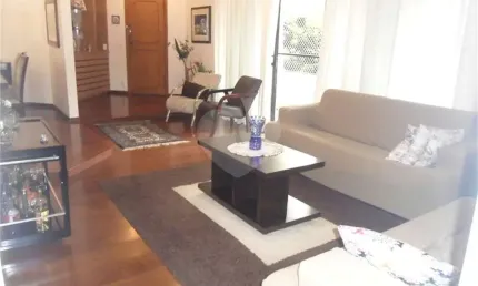Apartamento com 155 m2 em rua tranquila e arborizada , 3 dormitórios, sendo 1 suite e 2 vagas