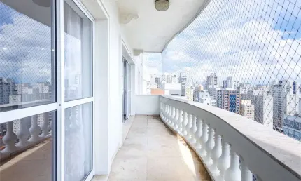 Apartamento andar alto vista livre, prédio estilo neoclássico