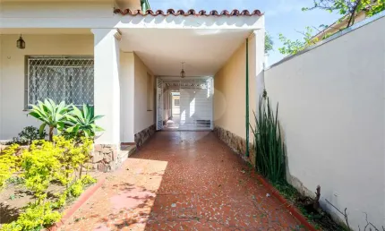 Encante-se com essa casa ainda no estilo interiorano, com terraço na frente e jardim com flores na vila madalena!