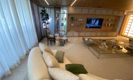 Apartamento com 220 m2, 3 suítes e 3 vagas a venda no melhor de Moema, perto do Ibirapuera