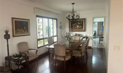 Apartamento de 220m² no itaim bibi com 3 suítes, living para 3 ambientes com varanda, 3 vagas na garagem