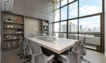 Layout com potencial para 25 posições, 2 salas de reunião e terraço