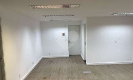 Sala comercial com 124m², 5 banheiros, 1 copa e 3 vagas no melhor de Moema