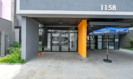 Loja de rua para venda na Rua Fradique Coutinho com 200m²