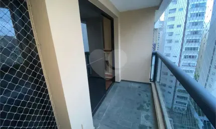 Apartamento reformado com 116 m2, 3 quartos (1 suíte), varanda e 2 vagas a venda na Vila Nova Conceição