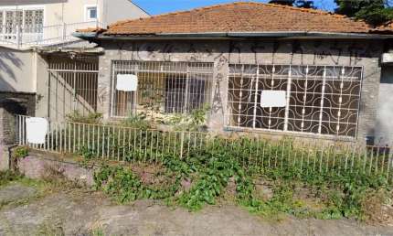 Casa térrea com terreno amplo. Localização privilegiada no Jardim da Saúde.