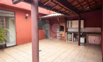 Casa de 147m², 3 dormitórios, 2 banheiros, quintal, 2 vagas no brooklin