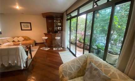Apartamento com 203 m2, varanda, 4 quartos (2 suítes) e 3 vagas a venda no Campo Belo