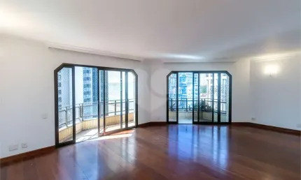 Viva no coração do itaim neste equipado 240m2 de 3 quartos e varanda com fantástica vista