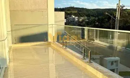 Descubra o seu novo lar no coração de Suru, em Santana de Parnaíba! Este deslumbrante sobrado, localizado no prestigiado Residencial New Ville, é a combinação perfeita de conforto e sofisticação. Com