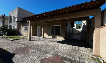 Casa em condomínio fechado com 3 quartos à venda na vila nova, joinville  por r$ 900.000