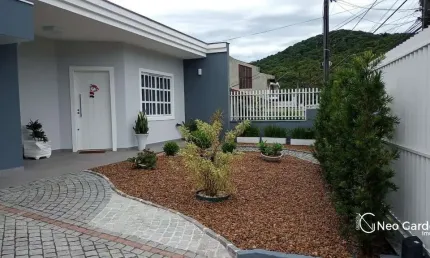 Casa plana e mobiliada no bairro saguaçu por r$990 mil