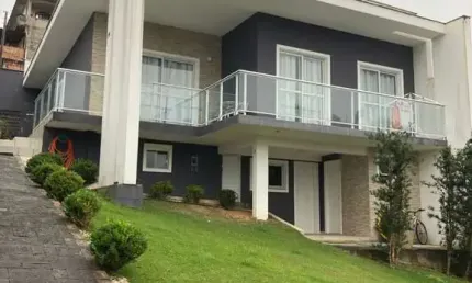 Sobrado semi mobiliado em rua tranquila no iririú por apenas r$750 mil