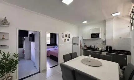 Pé na areia!apartamento funcional e bem localizado na praia do gonzaga santos/sp