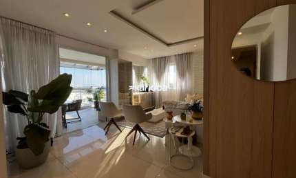 Apartamento finamente decorado, andar alto vista deslumbrante.