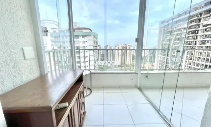 Lindo apartamento de 70m2 com dependência revertida com varanda envidraçada.