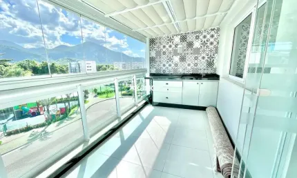 Luxuosa cobertura reformada no condomínio barra village prime com varanda gourmet fechada em cortina de vidro