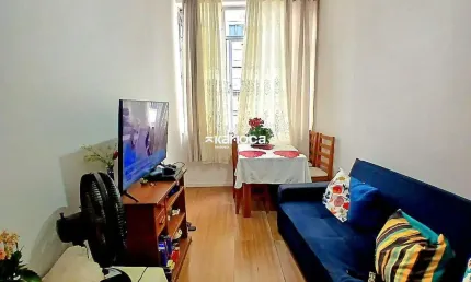 Praticidade em Copacabana: Apartamento com 2 Quartos e Portaria 24h!