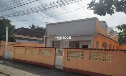 Casa de rua, linear, 3 quartos, quintal, próxima ao comércio e fácil acesso.