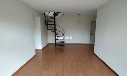 Cobertura duplex, 180 m², três quartos sendo uma suíte, duas vagas e vem localizada.