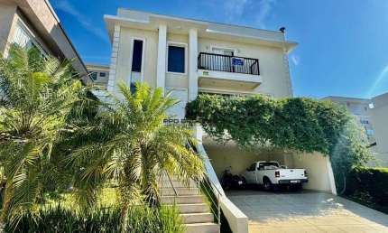 Oportunidade Casa em Alphaville com 3 suites e Piscina