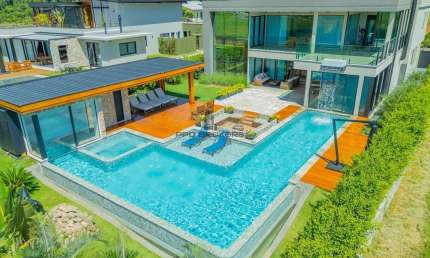 Linda casa de alto padrão no condomínio Fazenda Serra Azul