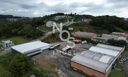 Pavilhões para locação com pátio na entrada de Flores da Cunha