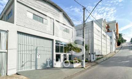 Pavilhão com 486m  e Três Pisos no Bairro Centro em Flores da Cunha