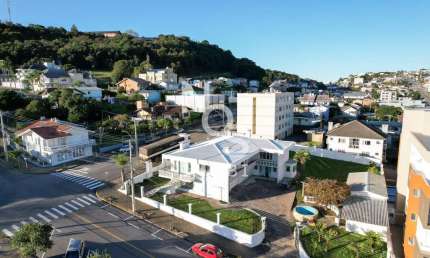 Casa em Área Central com 700m2 e 1600m2 de Terreno em Flores da Cunha