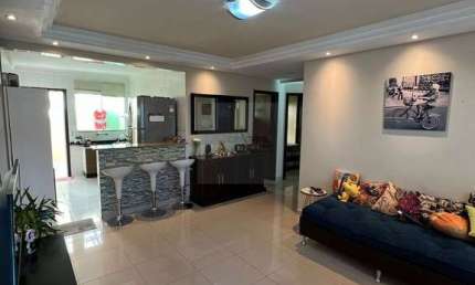 Vende-se linda casa no Uberaba com três quartos sendo um suíte.