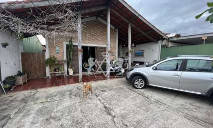 Casa à venda, 350m da praia, 03 dormitórios, sendo 01 suíte + edícula, Jardim Aruan, Caraguatatuba,