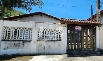 CASA Á VENDA A 400M DA PRAIA, COM 5 DORMITÓRIOS SENDO UMA SUÍTE, NA MARTIM DE SÁ, EM CARAGUATATUBA