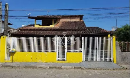 Oportunidade de Sobrado à venda, 03 dormitórios, sendo 01 suíte master, com piscina e sauna, região
