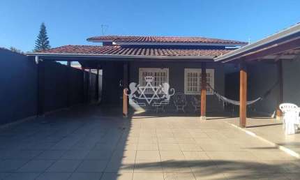 Casa à venda com 03 dormitórios, a 500m da praia ( aceita financiamento bancário ) em Martin de Sá,
