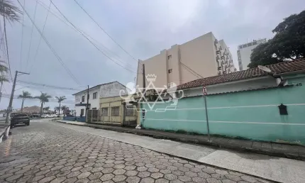 Casa à venda em área comercial, a poucos passos da praia, Centro, Caraguatatuba, SP
