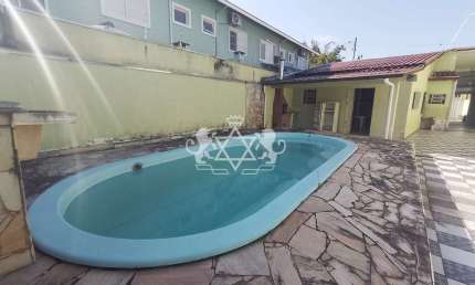 Casa com ótima localização Martin de Sá com 4 Dormitórios, 3 Suítes, Edícula, Piscina e 6 Vagas de