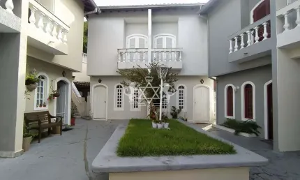 Sobrado 2 DORMITÓRIOS, 01 vaga, à venda em condomínio com PISCINA, no bairro Prainha em Caraguatatu