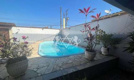 CASA Á VENDA COM DOIS DORMITÓRIOS, PISCINA E CHURRASQUEIRA NA PRAIA DAS PALMEIRAS, EM CARAGUATATUBA