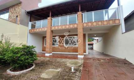 Excelente Sobrado à venda, 05 dormitórios, sendo 01 suíte + quarto e banheiro externo, 390 m² de ár