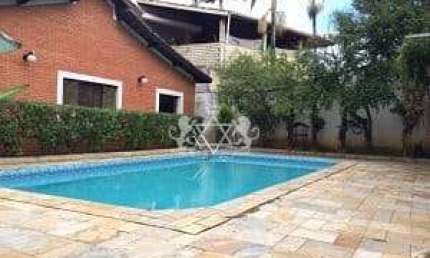Linda Casa à venda, 630m² área total, 200 metros da Praia das Palmeiras, 04 suítes, piscina, aceita