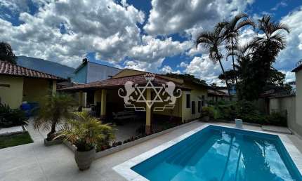 Oportunidade Única - Casa à venda com 2 Edículas, 100 metros da Praia com  700 m² /AT, Ampla Área d