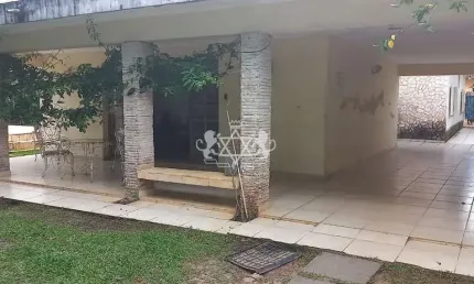Belíssima Casa com 3 dormitórios, amplo quintal gramado, piscina e salão de festas, à venda no Suma