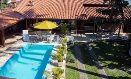 Casa  com 4 dormitórios, 2 suítes, piscina, uma quadra da praia à venda, Praia das Palmeiras, Carag