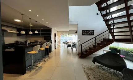 SOBRADO ESPETACULAR A 200M DA ORLA DA PRAIA DO INDAIÁ, COM 310M2 COM TRÊS DORMITÓRIOS SENDO UMA SUÍ