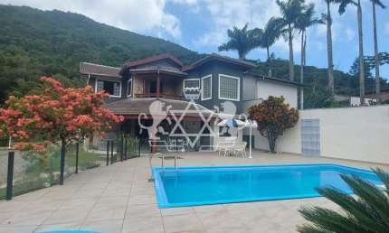 Chácara à venda com 04 casas,  sendo uma casa sede, piscinas , quiosque, área gourmet, localizada n