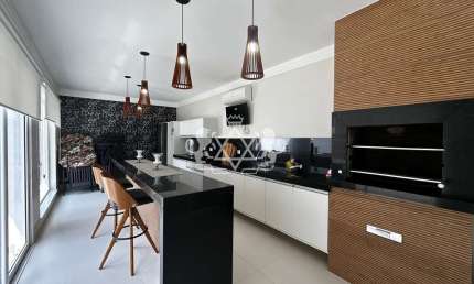 Casa à venda 'MOBILIADA'  a 200 metros da praia, 4 Dormitórios sendo 2 suítes com 550m² AT I 320m²