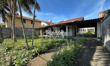 Casa á venda 100 metros da praia, 3 dorms, sendo 2 suítes, edícula com salão de jogos, bairro do po