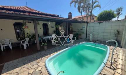 Casa com piscina a 50 metros da Orla da praia- Britânia